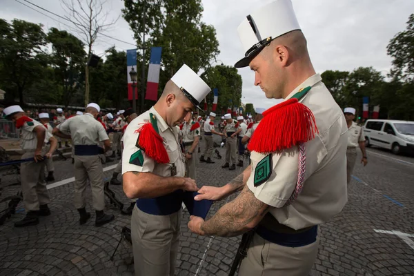 Paris, Fransa - 14 Temmuz 2012. Askerler Paris'te yıllık askeri geçit töreni için son hazırlıklarını yapıyoruz. — Stok fotoğraf