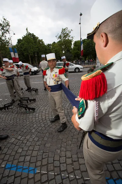 Paris, Frankrike - 14 juli 2012. Soldaterna gör sin sista förberedelserna inför den årliga militärparad i Paris. — Stockfoto