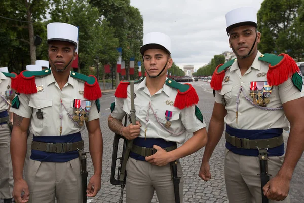 Paříž, Francie - 14. července 2012. Vojáci pózy před pochodem v každoroční vojenská přehlídka v Paříži. — Stock fotografie