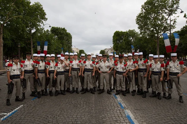 パリ, フランス - 2012 年 7 月 14 日。パリで毎年恒例の軍事パレードで行進する前に兵士のポーズ. — ストック写真