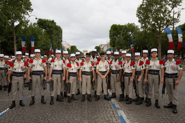 Paris, Frankrike - 14 juli 2012. Soldater poser innan mars i årliga militärparad i Paris. — Stockfoto