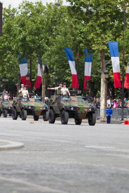 Paris, Fransa - 14 Temmuz 2012. Alayı Champs Elysees üzerinde askeri geçit töreni sırasında askeri teçhizat.