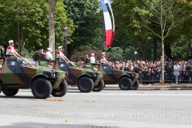 Paris, Fransa - 14 Temmuz 2012. Alayı Champs Elysees üzerinde askeri geçit töreni sırasında askeri teçhizat.