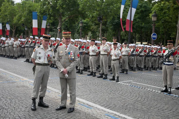 Paris, Francja - 14 lipca 2012. Szefa sztabu sił zbrojnych z zadowoleniem przyjmuje legioniści podczas parady. — Zdjęcie stockowe