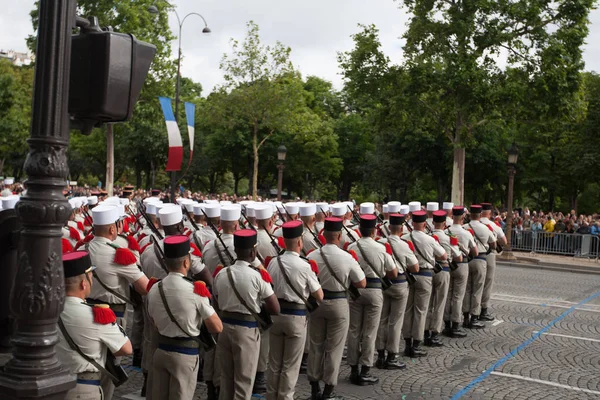 París. En Francia. 14 de julio de 2012. Las filas de los legionarios extranjeros durante el desfile sobre los Campos Elíseos en París . —  Fotos de Stock