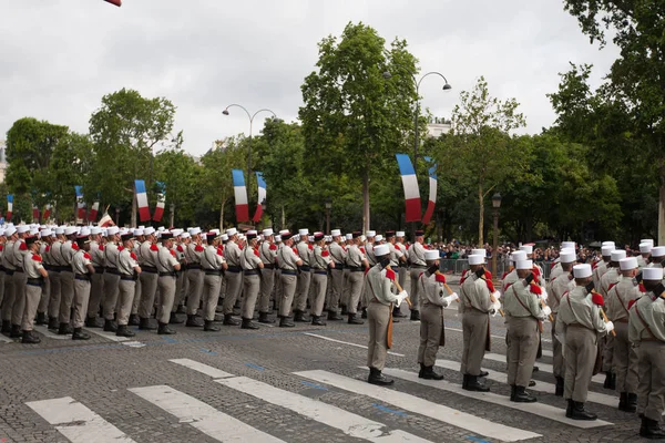 Paris. La France. 14 juillet 2012. Les rangs des légionnaires étrangers pendant le temps de parade sur les Champs-Élysées à Paris . — Photo