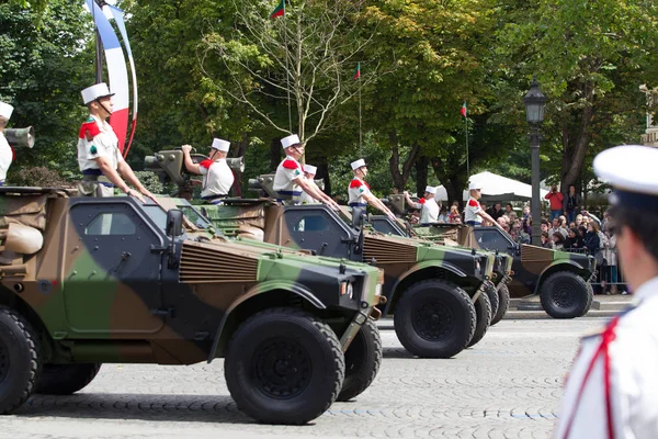 Paris, Francja - 14 lipca 2012. Procesja sprzętu wojskowego podczas parady wojskowej na Champs Elysees. — Zdjęcie stockowe