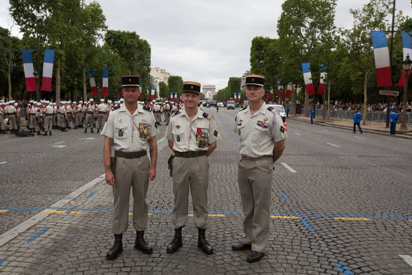 Paris, França - 14 de julho de 2012. Soldados posa antes da marcha no desfile militar anual em Paris . — Fotografia de Stock