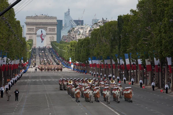 Paris, France - 14 juillet 2012. Des soldats de la Légion étrangère française défilent lors du défilé militaire annuel  . — Photo