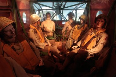 Fransa, Normandiya, 6 Haziran 2011 - Müttefikler Normandiya iniş sırasında Amerikan paraşütçüler mankenler.