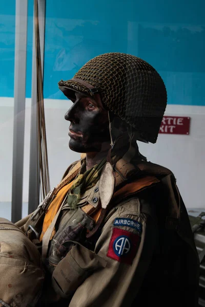Frankrijk, Normandië, 6 juni, 2011 - Mannequin van de Amerikaanse paratrooper tijdens de landing van de geallieerden in Normandië. — Stockfoto