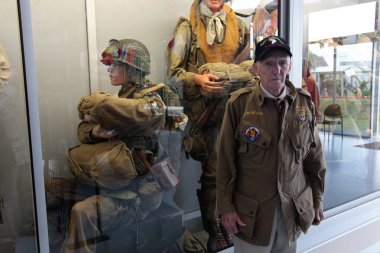 Fransa, Normandiya, 6 Haziran 2011 - Normandy 1944 yılında işleminde yer aldı ABD Ordusu emektar.