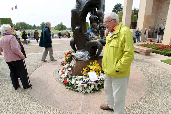 Frankrike, Normandie, 6 juni 2011 - besökare i memorial komplexa till minne av allierade landstigningen i Normandie . — Stockfoto