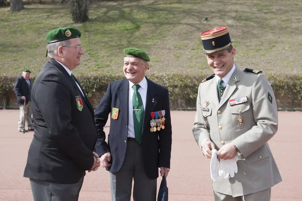 Aubagne, Frankrike. 11 maj 2012. Veteraner tillsammans med översten av första utländska regementet. — Stockfoto
