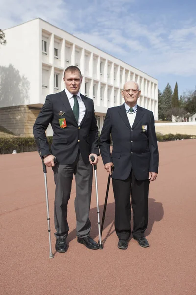 Aubagne, Frankrike. 11 maj 2012. Porträtt av veteraner i franska främlingslegionen med kryckor. — Stockfoto
