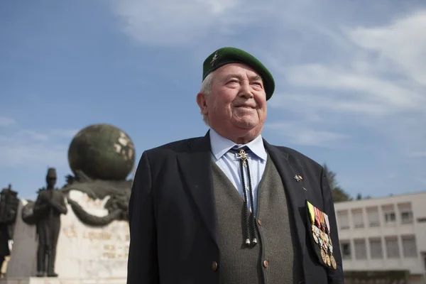 Aubagne, Frankrike. 11 maj 2012. Porträtt av en veteran i den franska främlingslegionen i en grön basker vid monumentet. — Stockfoto