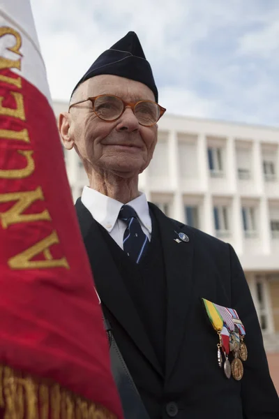 Aubagne, Frankrike. 11 maj 2012. Porträtt av en veteran i den franska främlingslegionen med banner av veteraner . — Stockfoto