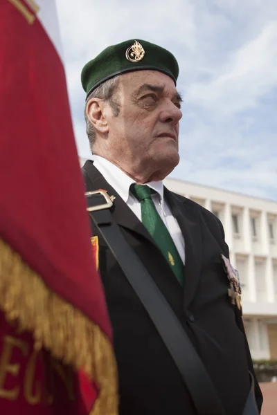Aubagne, Frankrike. 11 maj 2012. Porträtt av en veteran i den franska främlingslegionen med banner av veteraner . — Stockfoto