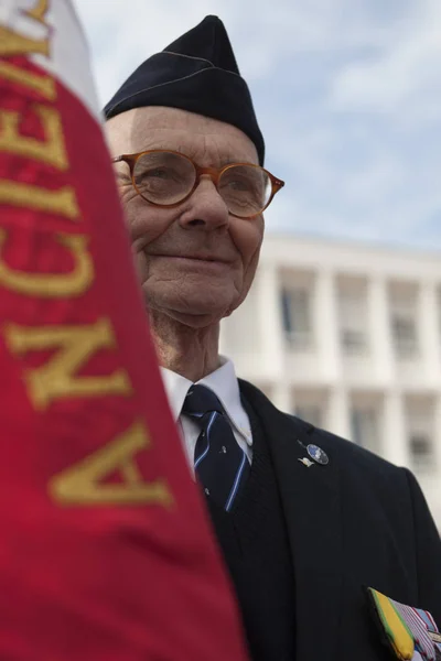 Aubagne, Frankrike. 11 maj 2012. Porträtt av en veteran i den franska främlingslegionen med banner av veteraner . — Stockfoto