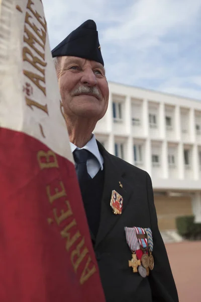 Aubagne, Frankrike. 11 maj 2012. Porträtt av en veteran i den franska främlingslegionen med banner av veteraner . — Stockfoto