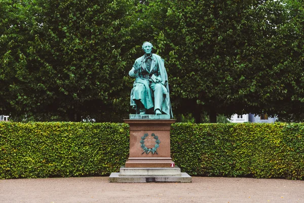 汉斯 · 克里斯蒂安 · 安徒生雕像在罗森博格花园 — 图库照片