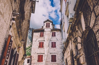 Kepenkli evinde kırmızı: Kotor