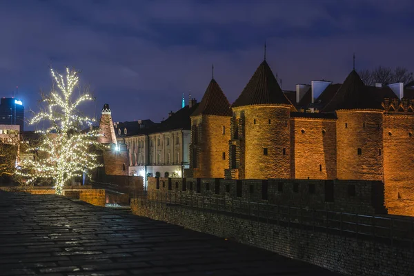 ワルシャワ バービカンでのクリスマスの装飾 — ストック写真