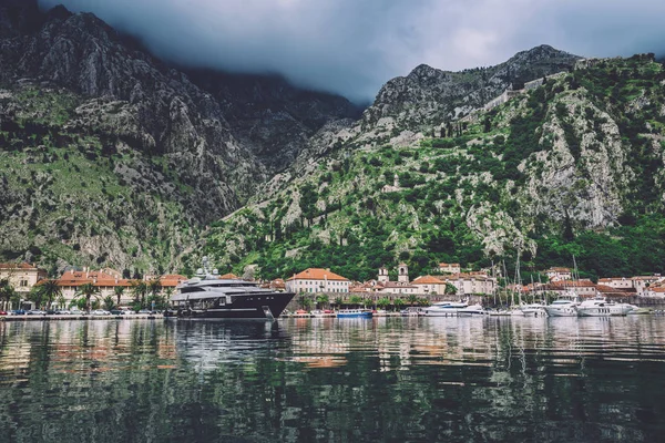 Kotor City en la bahía de Kotorska en Montenegro — Foto de Stock