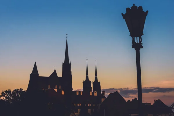 Igrejas de Wroclaw e silhuetas de lanterna à noite — Fotografia de Stock