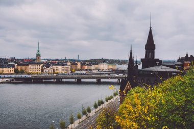 Stockholm tarihi kent merkezine ve Centralbron Köprüsü