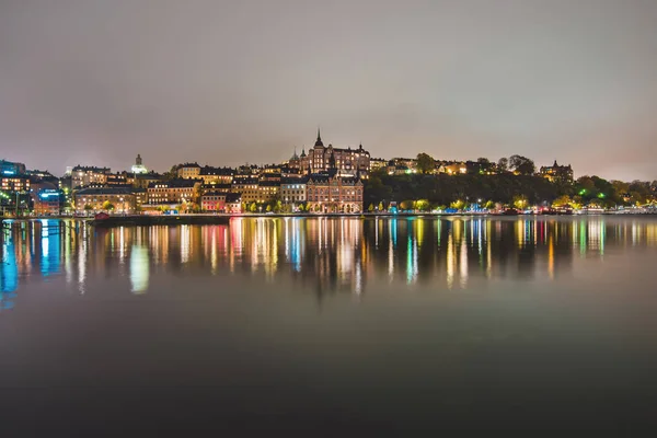 在斯德哥尔摩的瑟德马尔姆区夜间照明灯 — 图库照片
