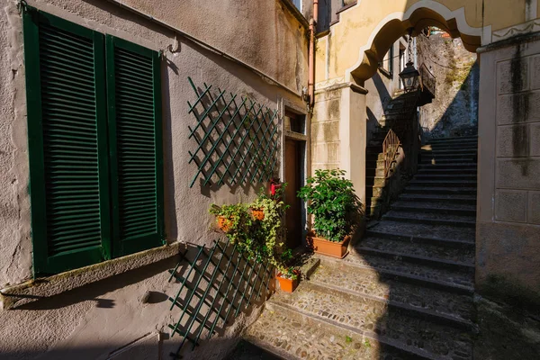 Como Gölü kıyısında Şehir Bellano