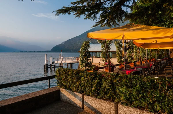 Restaurant en bord de mer sur le lac de Côme — Photo