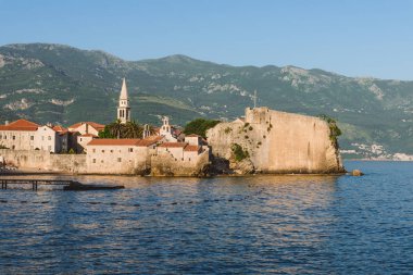 Budva Old Town ve Adriyatik Denizi görünümü
