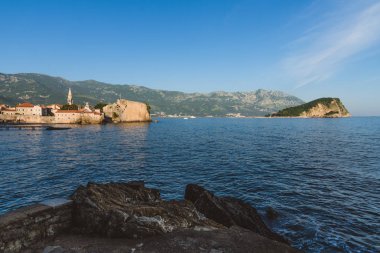 Budva Old Town ve Adriyatik Denizi görünümü