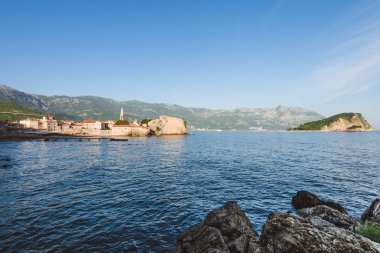 Budva Old Town ve Adriyatik Denizi görünümü