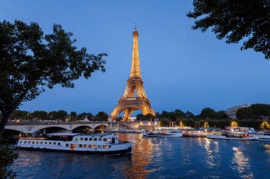 Eyfel Kulesi ve Seine Nehri gece