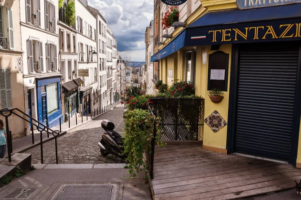 Calles francesas en Montmartre Hill en París — Foto de Stock