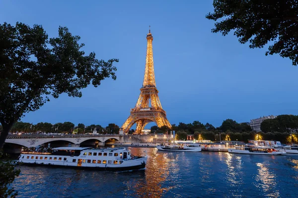 Torre Eiffel e Rio Sena à Noite — Fotografia de Stock