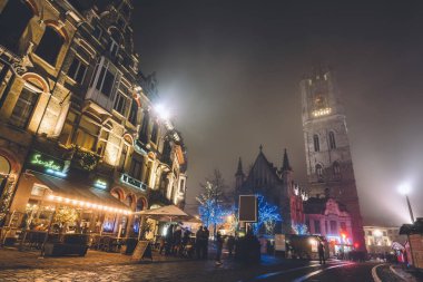 Ghent Kış Festivali çan kulesi yakınındaki