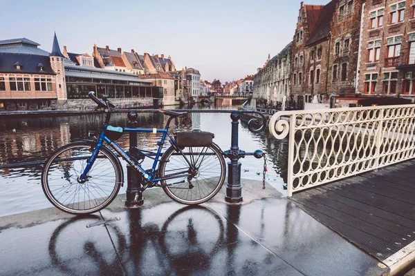 Ghent içinde park edilmiş mavi Bisiklet — Stok fotoğraf