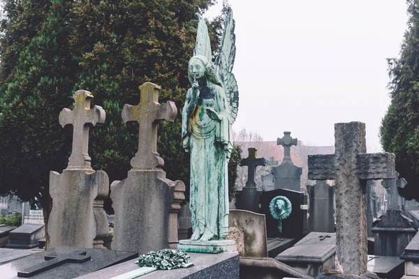 Кладовище ангел і хрестів в місті Гент — стокове фото