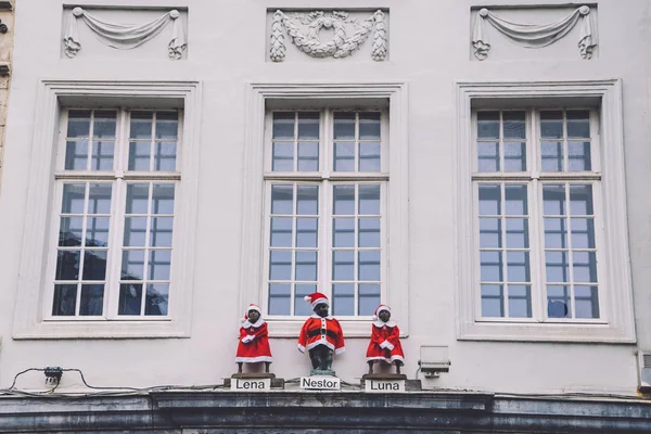 Pissing jongen en meisjes in Gent door Kerstmis — Stockfoto