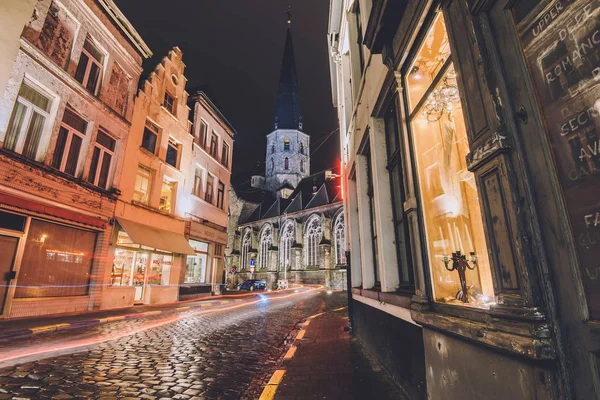 Cattedrale di San Giacomo e via della notte a Gand — Foto Stock