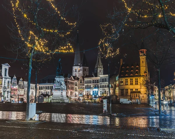 Церковь Святого Иакова и рождественские украшения в Генте — стоковое фото