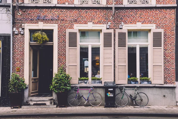 Το εστιατόριο πόρτα, τοίχο και ποδήλατα σε Γάνδη — Φωτογραφία Αρχείου