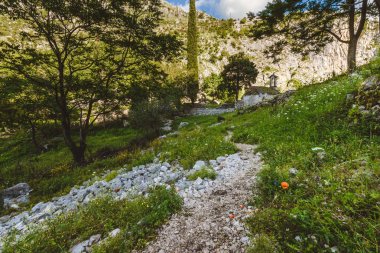 Yalnız Sırp Kilise dağlarda