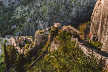 Kotor Koyu'ndaki kale görünümü