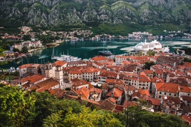 Kotor Körfezi ve eski şehir Rooftops yüksek görünümü