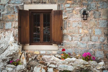 Petrovac ahşap kepenkli pencere